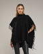 Poncho de punto con flecos en los laterales, cuello perkins y bolsillos.
