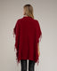 Poncho de punto con flecos en los laterales, cuello perkins y bolsillos.