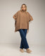 Poncho de punto con flecos en los laterales, cuello perkins y bolsillos.