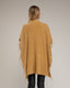 Poncho de punto con flecos en los laterales, cuello perkins y bolsillos.