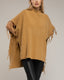 Poncho de punto con flecos en los laterales, cuello perkins y bolsillos.