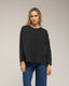 Camiseta oversize con cortes transversales y verticales.