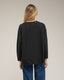 Camiseta oversize con cortes transversales y verticales.