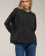 Camiseta oversize con cortes transversales y verticales.