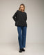 Camiseta oversize con cortes transversales y verticales.