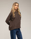 Camiseta oversize con cortes transversales y verticales.