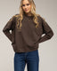 Camiseta oversize con cortes transversales y verticales.