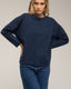 Camiseta oversize con cortes transversales y verticales.