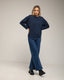 Camiseta oversize con cortes transversales y verticales.