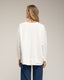 Camiseta oversize con cortes transversales y verticales.