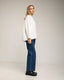 Camiseta oversize con cortes transversales y verticales.