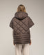 Chaleco acolchado oversize con capucha y cierre de clips en los laterales, y bolsillos.