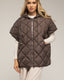 Chaleco acolchado oversize con capucha y cierre de clips en los laterales, y bolsillos.
