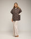 Chaleco acolchado oversize con capucha y cierre de clips en los laterales, y bolsillos.