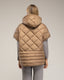 Chaleco acolchado oversize con capucha y cierre de clips en los laterales, y bolsillos.