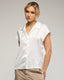 Blusa de manga corta de raso con cuello pico y solapas. - Tantra Spain