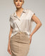 Blusa de manga corta de raso con cuello pico y solapas. - Tantra Spain