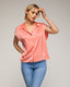 Blusa de manga corta de raso con cuello pico y solapas. - Tantra Spain