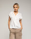 Blusa de manga corta de raso con cuello pico y solapas. - Tantra Spain