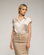 Blusa de manga corta de raso con cuello pico y solapas. - Tantra Spain
