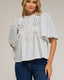 Blusa de rayas con bordado nido de abeja, cuelllo mao y manga corta. - Tantra Spain