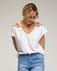 Camiseta con cuello pico y lentejuelas y abalorios en los hombros. - Tantra Spain