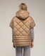 Chaleco acolchado oversize con capucha y cierre de clips en los laterales, y bolsillos. - Tantra Spain