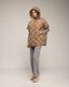 Chaleco acolchado oversize con capucha y cierre de clips en los laterales, y bolsillos. - Tantra Spain