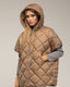 Chaleco acolchado oversize con capucha y cierre de clips en los laterales, y bolsillos. - Tantra Spain