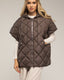 Chaleco acolchado oversize con capucha y cierre de clips en los laterales, y bolsillos. - Tantra Spain
