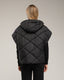 Chaleco acolchado oversize reversible con capucha y bolsillos de cremallera. - Tantra Spain