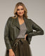 Chaqueta estilo perfecta metalizada con detalles de punto en el cuello, costado y manga. Cierre de cremallera. - Tantra Spain