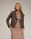 Chaqueta estilo perfecta metalizada con detalles de punto en el cuello, costado y manga. Cierre de cremallera. - Tantra Spain