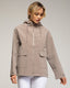 Chaqueta impermeable con capucha, bolsillos frontales visibles y cierre de cremallera - Tantra Spain