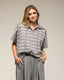 Jersey de punto oversize de rayas de manga corta con con cuello y cierre de tiras - Tantra Spain