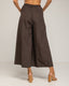 Pantalón tipo palazzo con bolsillos y cintura elástica en la parte de atrás. - Tantra Spain