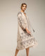 tantra mujer, Vestido oversize con bordados en las mangas, laterales y frontal, cierre de cordones - Tantra Spain