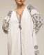 tantra mujer, Vestido oversize con bordados en las mangas, laterales y frontal, cierre de cordones - Tantra Spain