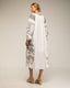 tantra mujer, Vestido oversize con bordados en las mangas, laterales y frontal, cierre de cordones - Tantra Spain