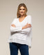 Top oversize con cuello pico, de punto en la parte delante y pliegue en la parte de atrás, detalle de volante en el bajo - Tantra Spain