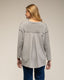 Top oversize con cuello pico, de punto en la parte delante y pliegue en la parte de atrás, detalle de volante en el bajo - Tantra Spain