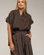 Top oversize de manga corta con pliegues en los hombro. - Tantra Spain