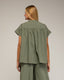 Top oversize de manga corta con pliegues en los hombro. - Tantra Spain