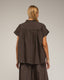 Top oversize de manga corta con pliegues en los hombro. - Tantra Spain