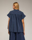 Top oversize de manga corta con pliegues en los hombro. - Tantra Spain