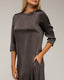 Vestido oversize con seda, bolsillos, manga francesa y cuello redondo. - Tantra Spain