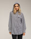 Camisa oversize de vichy con capucha y bolsillo.