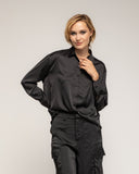 Blusa de raso con bolsillo tipo cargo en la manga izquierda - Tantra Spain