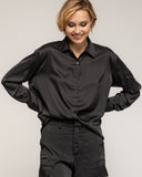 Blusa de raso con bolsillo tipo cargo en la manga izquierda - Tantra Spain