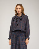 Blusa de cuadros con lazo, cuello y puños elásticos